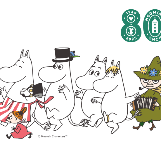 Mumifamilien på tur, hvid baggrund og "Moomin 80" logo i hjørnet. 