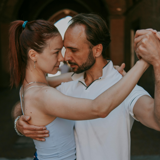 Et par danser argentisk tango. Casual tøj men intensitet.