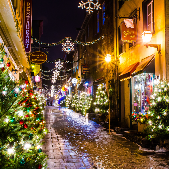 Gade med julepynt i en europæisk by