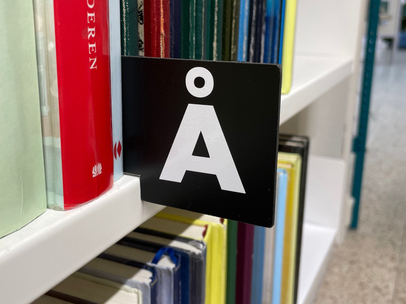 Boghylde på bibliotek, skillestøtte med bogstavet "Å"