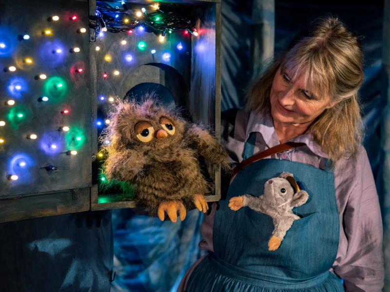 Dejlig hyggeligt julebørneteater med dukker.