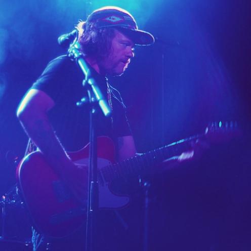 Slagger Lund på scenen med sin Fender Telecaster og et koncentreret udtryk.